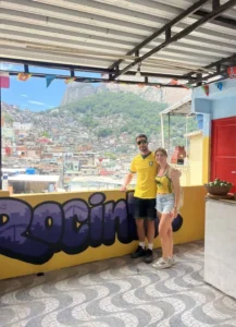 Héctor y Mireia en una terraza con graffitis en la Favela Rocinha.
