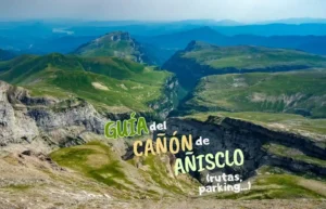 Guía del Cañón de Añisclo, paisaje montañoso verde y escarpado.
