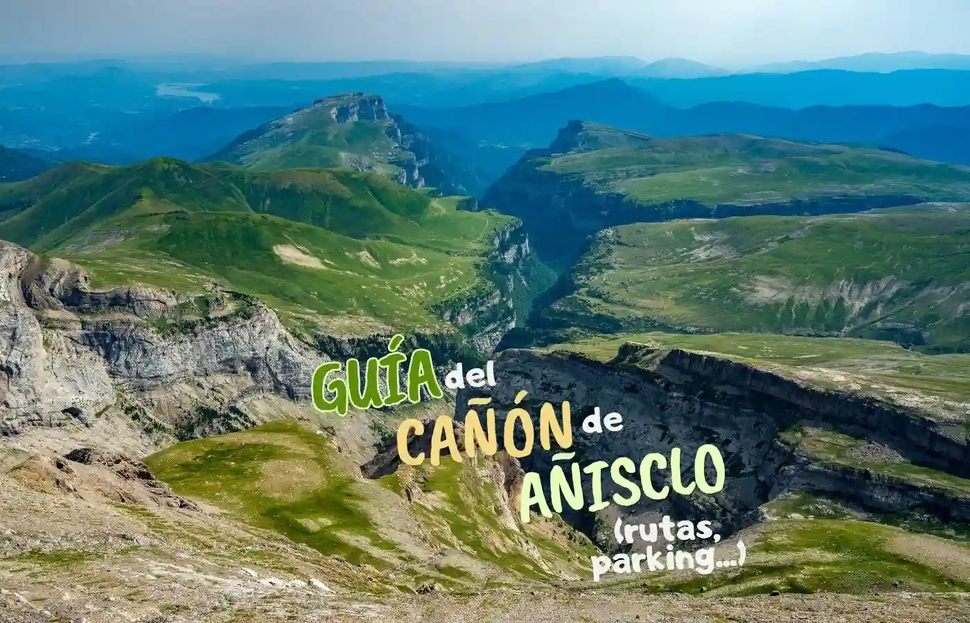 Guía del Cañón de Añisclo, paisaje montañoso verde y escarpado.