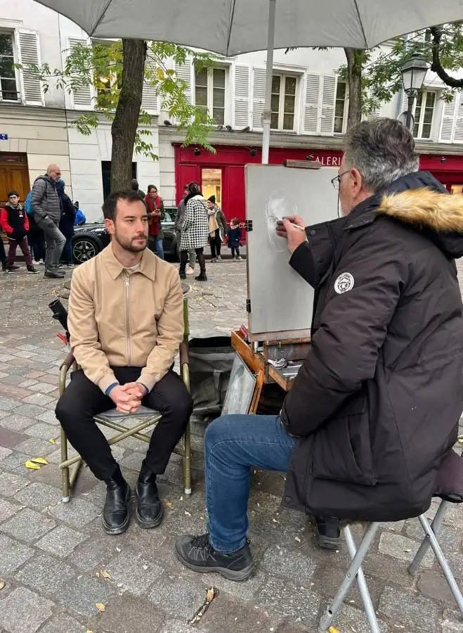 Experiencia real en la Place du Tertre de Montmartre haciéndonos un retrato de aniversario.