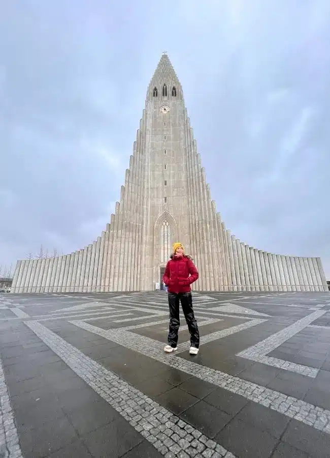 Vista frontal de la fachada de la iglesia Hallgrímskirkja en Reykjavík