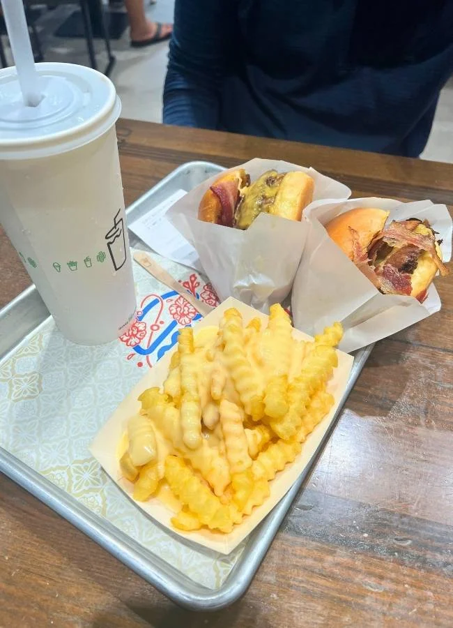 Menú de hamburguesa y patatas de Shake Shack en Gardens by the Bay.