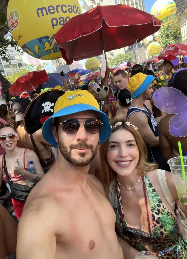 Héctor y Mireia disfrutando del ambiente del bloco Minha Flor en Río de Janeiro.