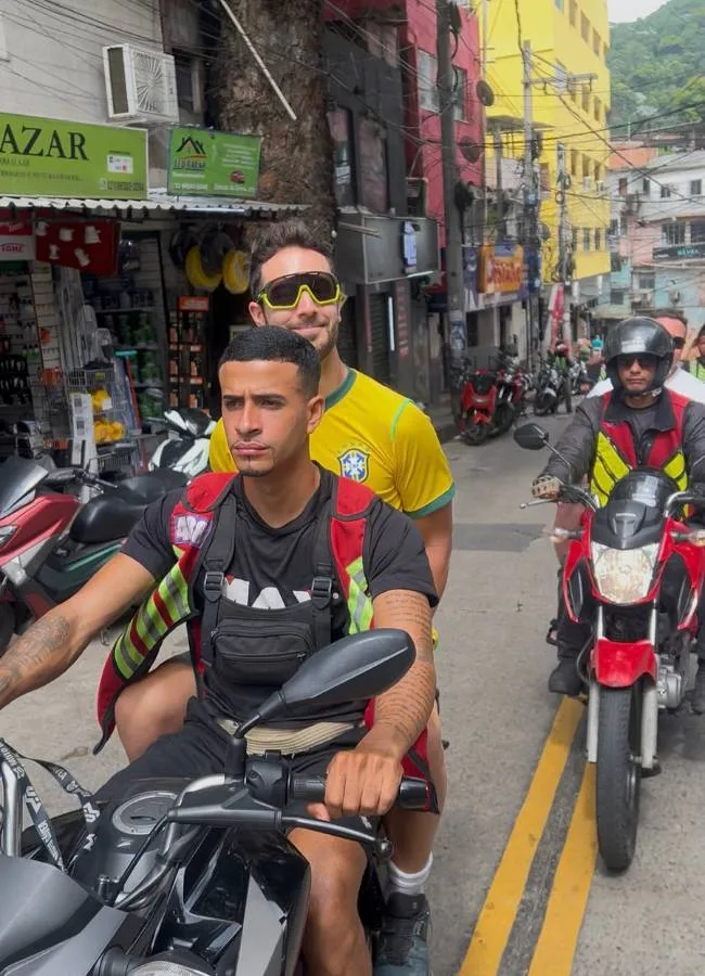Héctor recorriendo la subida principal de la favela Rocinha en moto-taxi durante nuestro tour por Río de Janeiro.