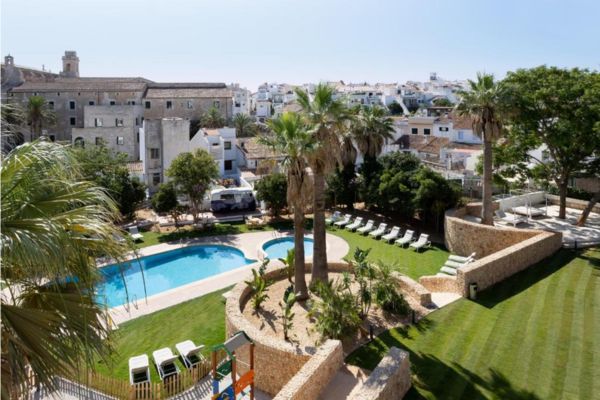 Vistas al puerto de Mahón desde la piscina del Hotel Catalonia Mirador des Port.