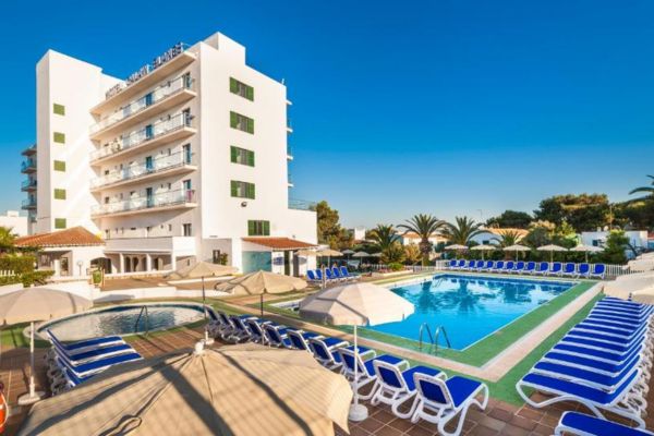 Piscina exterior del Hotel Globales Cala'n Blanes con vistas a la costa.