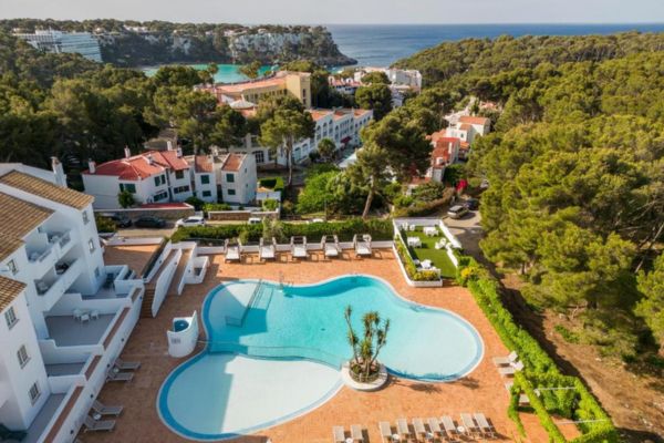 Apartamentos familiares y piscina del Hotel Ilunion Menorca.