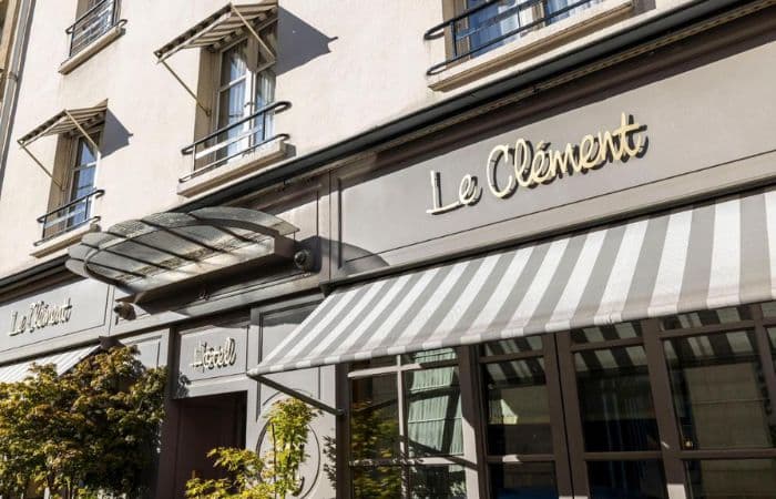 Entrada del hotel Le Clement