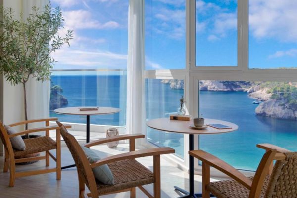 Vistas directas al mar desde el Hotel Meliá Cala Galdana en Menorca.