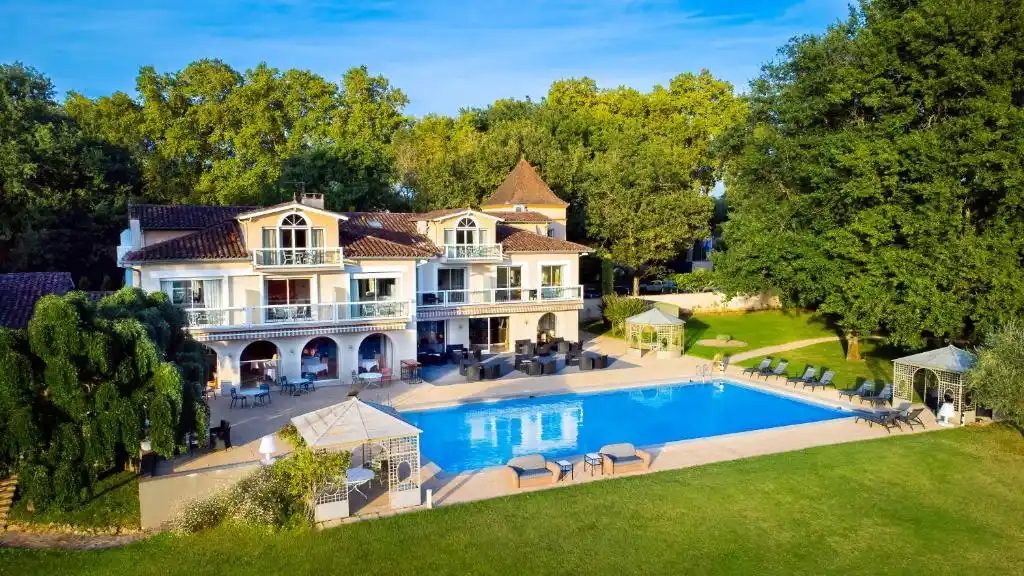 Hotel La Réserve a las afueras de Albi, relax junto al río