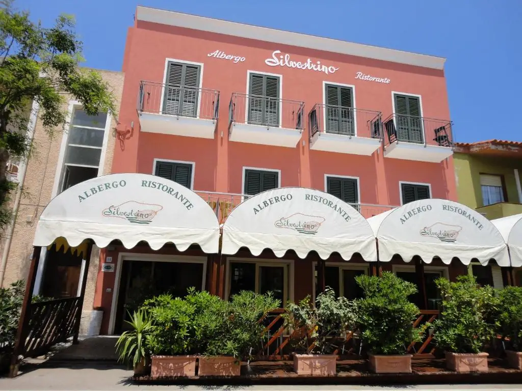 Terraza exterior y estancias del Hotel Silvestrino en el centro histórico de Stintino, hotel low cost cerca de la spiaggia La Pelosa.