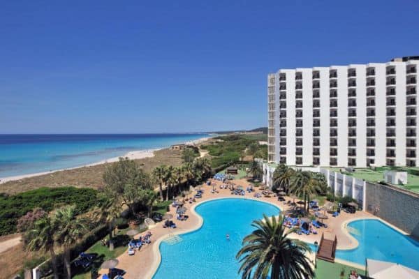Hotel Sol Milanos Pingüinos situado directamente en la playa de Son Bou, Menorca.