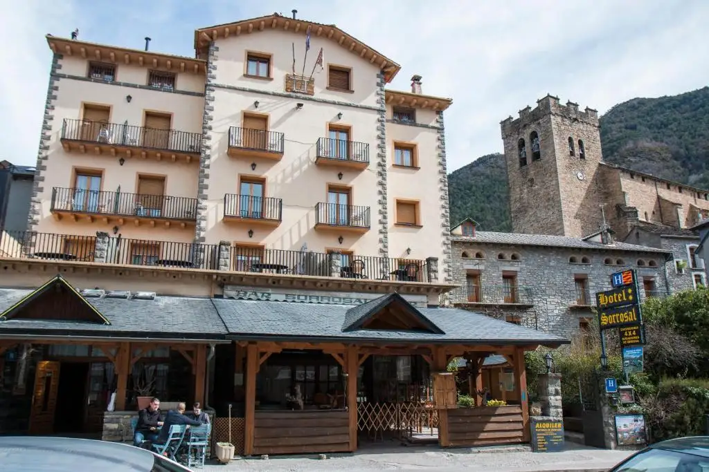Hotel Sorrosal en Broto, alojamiento junto al río Ara y la cascada del Sorrosal