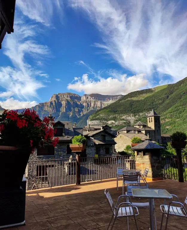 Hotel Villa de Torla, alojamiento rústico en el centro de Torla para visitar el Parque Nacional de Ordesa