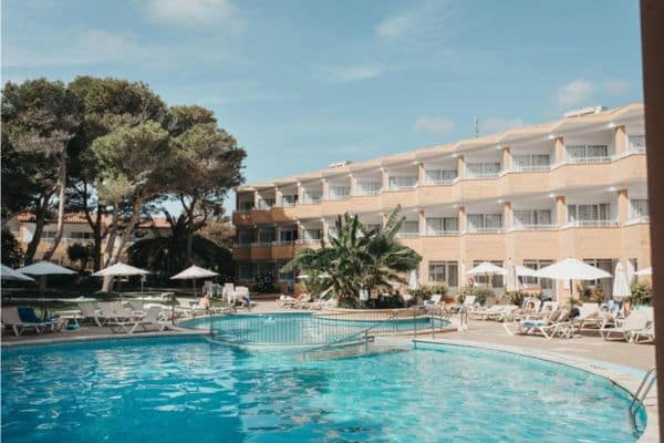 Exterior del Hotel Xaloc Playa en Punta Prima, una zona tranquila y familiar en Menorca.