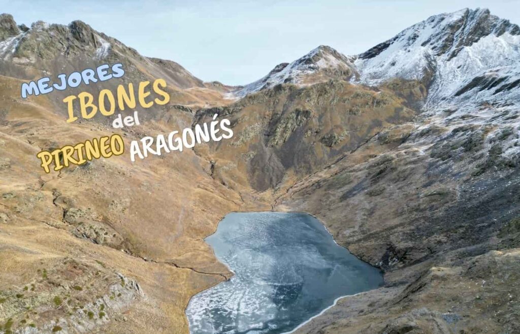 Vista panorámica del Ibón de Catieras rodeado de laderas alpinas con las primeras nieves.