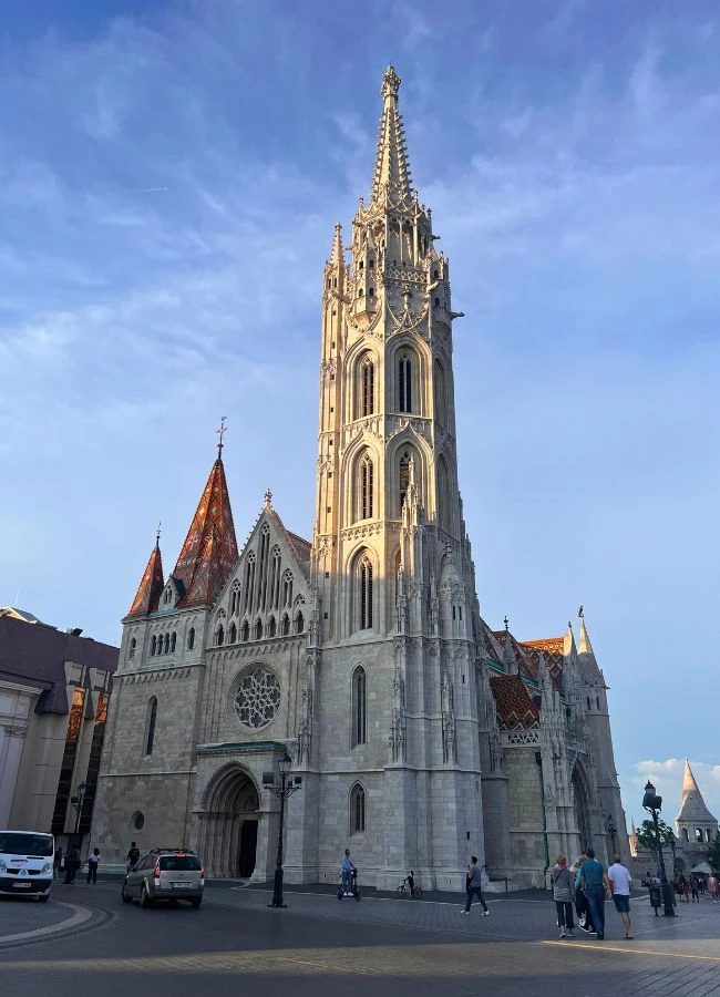 Vista exterior de la Iglesia de Matías y sus famosos azulejos de colores