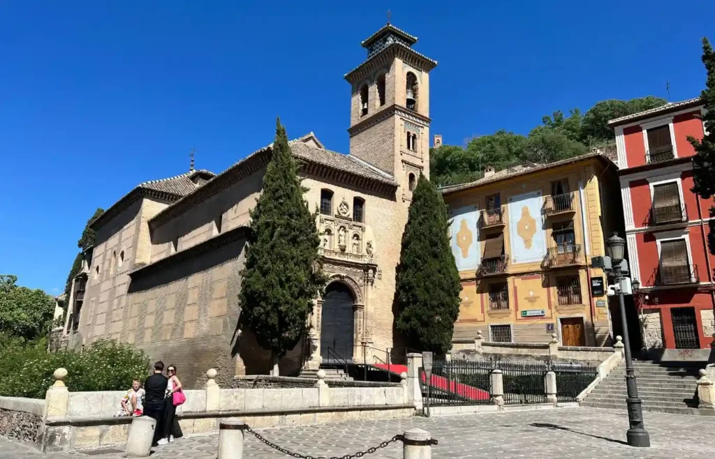 Torre mudéjar y fachada de la Iglesia de San Gil y Santa Ana en Plaza Nueva.