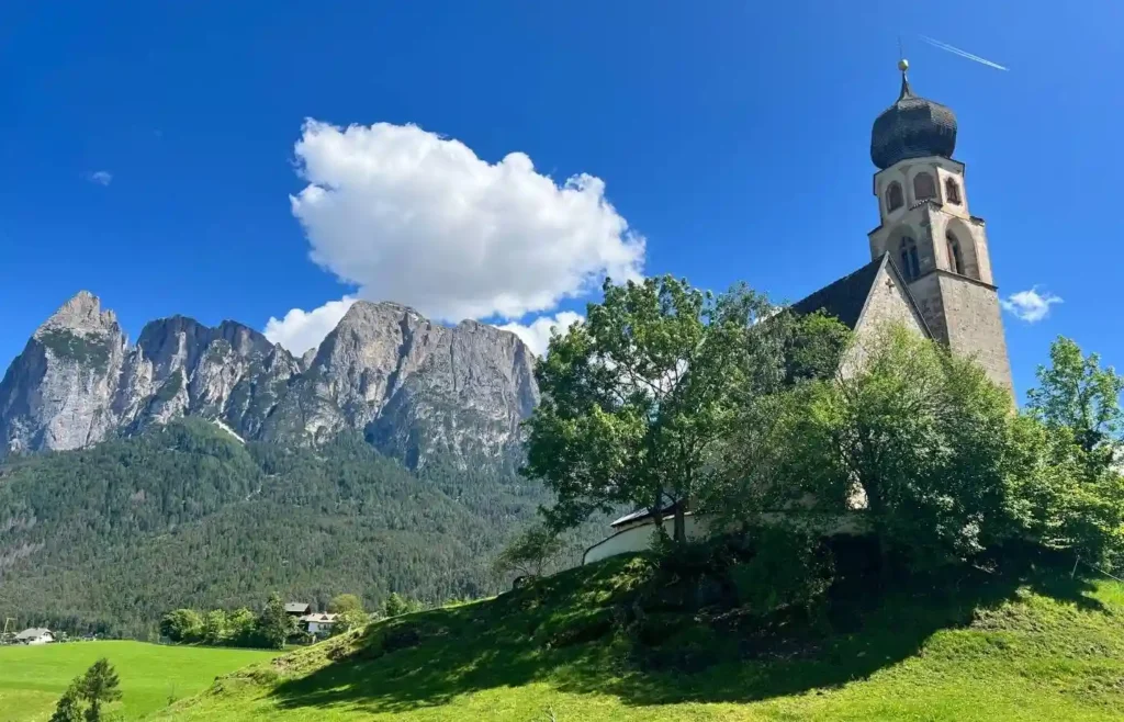 Valle de Funes con la icónica iglesia de San Giovanni in Ranui y montañas al fondo.