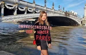 Mireia posando junto al Sena con el puente Alejandro III al fondo. Imprescindibles que ver y hacer en París