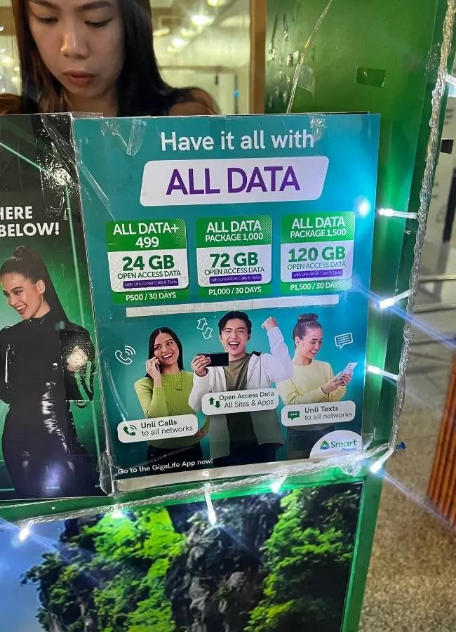 Carteles con precios y gigas de planes de datos para viajar a Filipinas.