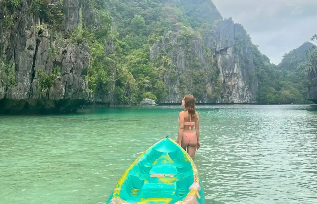 Mireia contemplando las formaciones rocosas de El Nido en Filipinas.