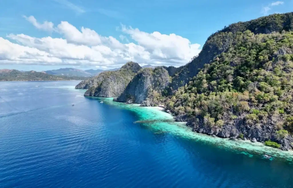 Vista panorámica de los acantilados y el mar turquesa en Filipinas.