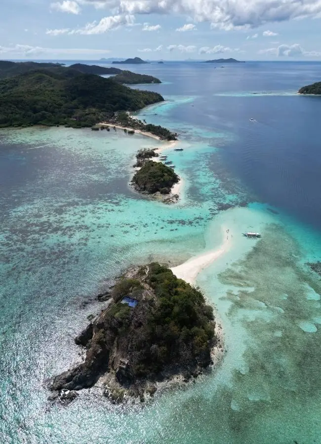 Foto aérea de islotes de roca caliza y lagunas cristalinas en Filipinas.