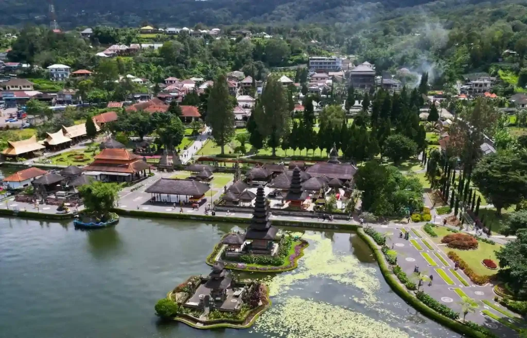 Paisaje de montaña y lagos en el norte de Bali durante una ruta por libre.