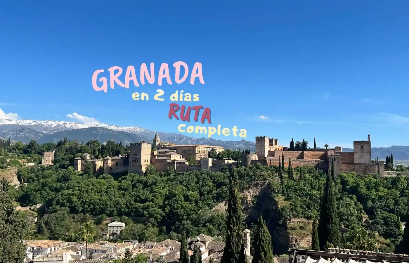 Imagen de portada del itinerario "Granada en 2 días", mostrando la Alhambra completa con Sierra Nevada nevada al fondo desde el Mirador de San Nicolás.