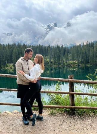 Aguas arcoíris del Lago di Carezza en Tirol del Sur