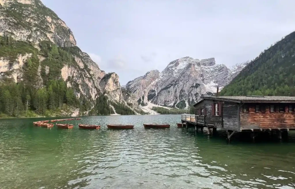 El famoso Lago di Braies con su embarcadero de madera y montañas al fondo.