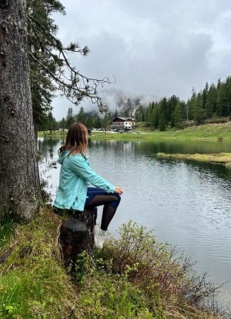 Lago alpino en Dolomitas rodeado de montañas