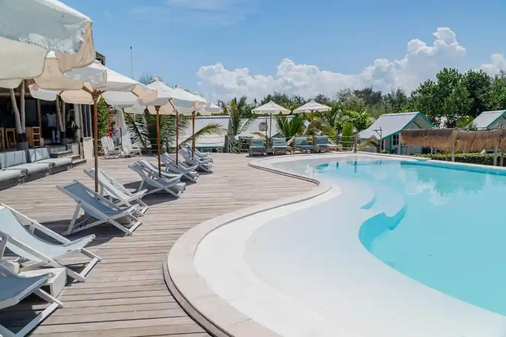 Hotel Le Pirate en Gili Meno, cabañas de playa de color blanco y turquesa