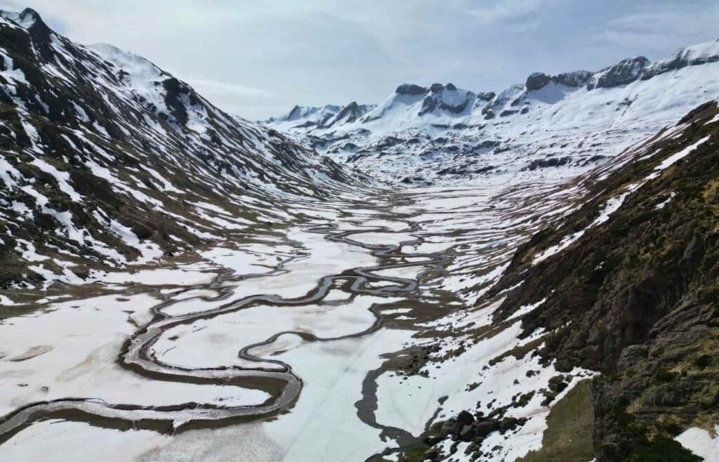 Los famosos meandros del río en Aguas Tuertas rodeados de nieve en invierno.