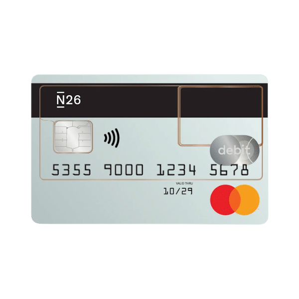 Tarjeta N26 transparente sobre un mapa de viaje, la mejor opción para pagar sin comisiones.