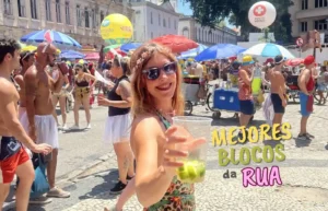 Mireia de Viajeros con Ruta disfrutando de una caipirinha en el bloco Minha Flor durante el Carnaval de calle de Río de Janeiro.