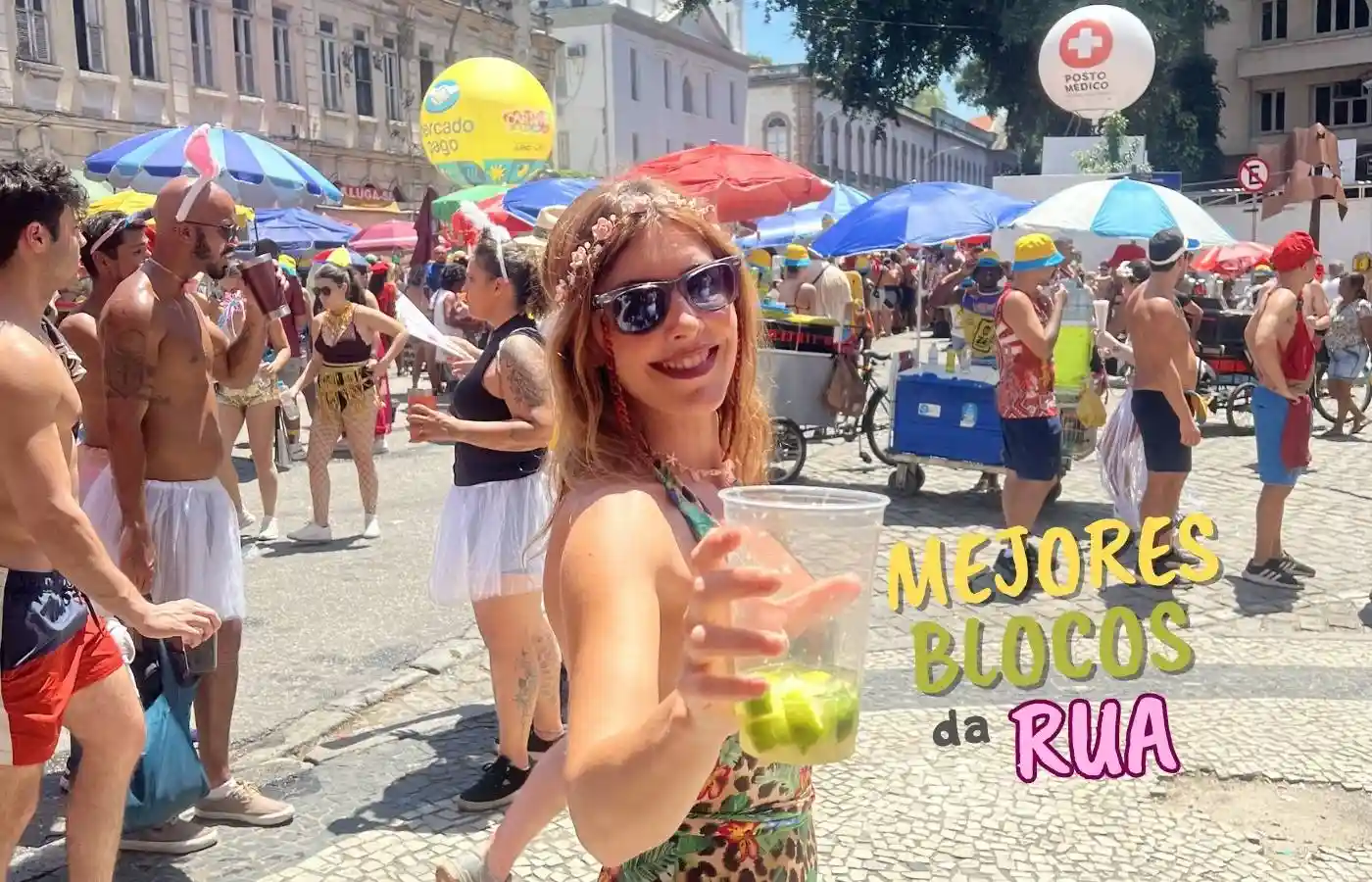 Mireia de Viajeros con Ruta disfrutando de una caipirinha en el bloco Minha Flor durante el Carnaval de calle de Río de Janeiro.