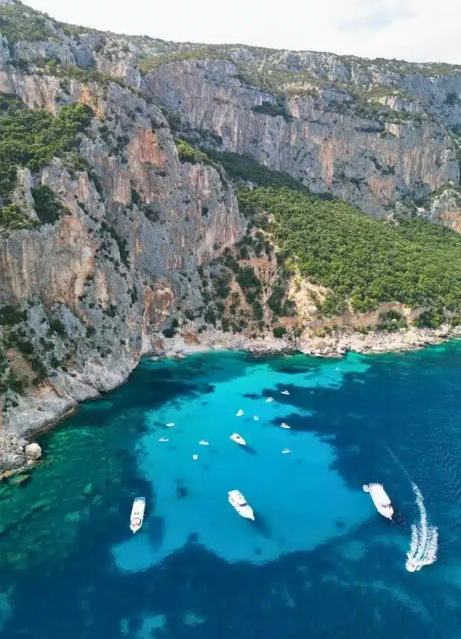 Toma aérea completa con dron de la costa escarpada y las bahías turquesas del Golfo de Orosei.