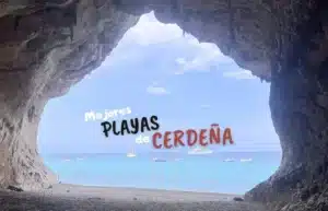 Vista de las mejores playas de Cerdeña desde el interior de una cueva de piedra.