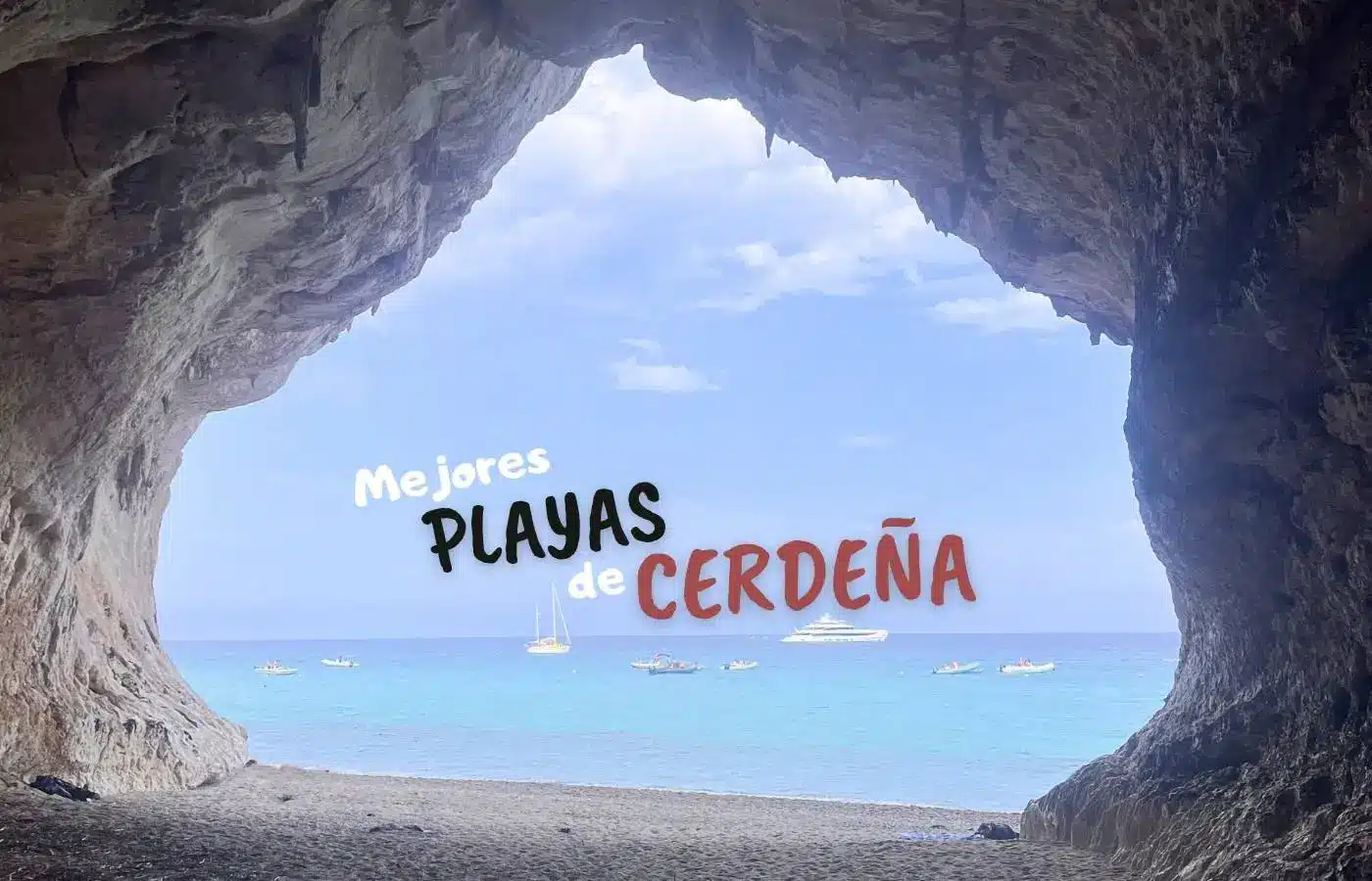 Vista de las mejores playas de Cerdeña desde el interior de una cueva de piedra.