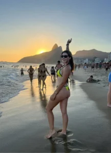 Mireia disfrutando de la playa al atardecer en Río de Janeiro.