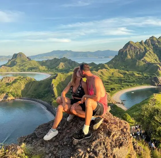 Amanecer desde un mirador en las islas de Indonesia.