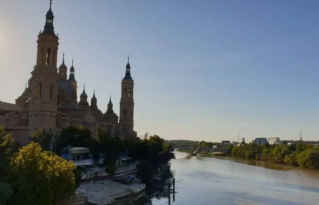 Basílica del Pilar y río Ebro en Zaragoza al atardecer.