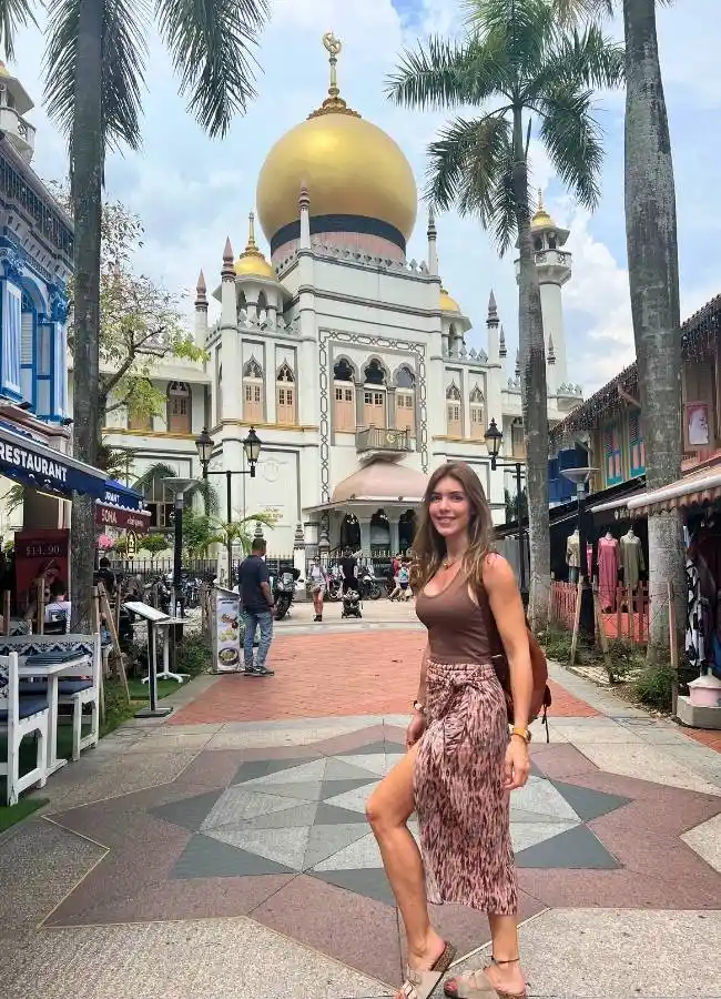 Turista caminando frente a la Mezquita del Sultán en el barrio árabe de Singapur.