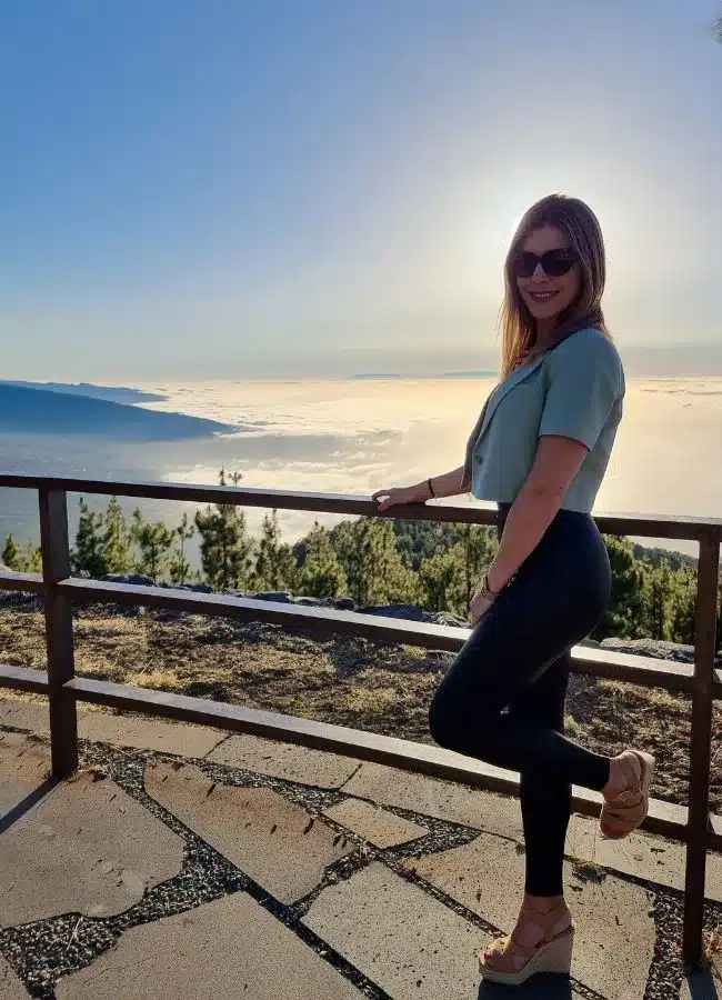 Mujer posando en un mirador sobre las nubes en las cañadas del Teide.