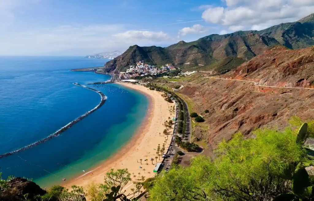 Panorámica desde el mirador de la Playa de Las Teresitas en San Andrés.