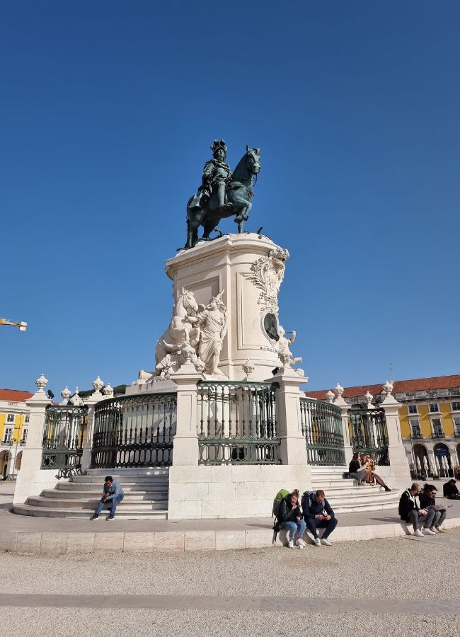 Monumento central de la Plaza del Comercio en Lisboa