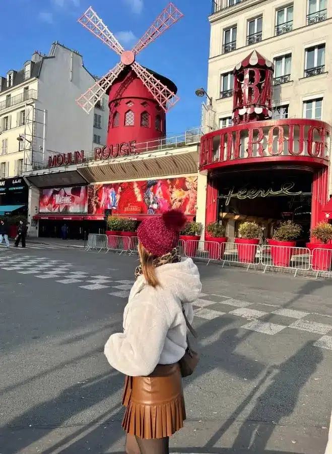 El icónico molino rojo del Moulin Rouge en el barrio de Pigalle.