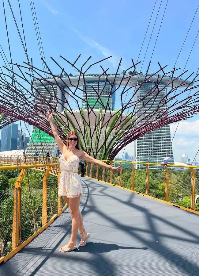 Turista disfrutando de las vistas aéreas desde la pasarela de Gardens by the Bay.